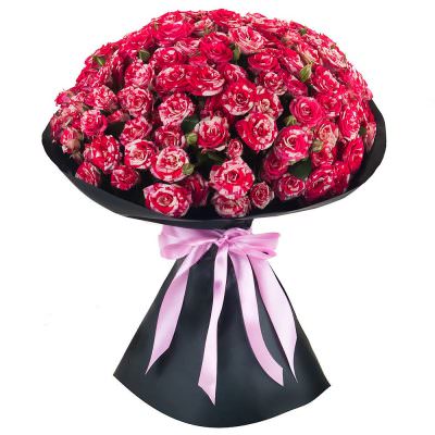 Монобукет из красно-белых кустовых роз «Розовое вдохновение»